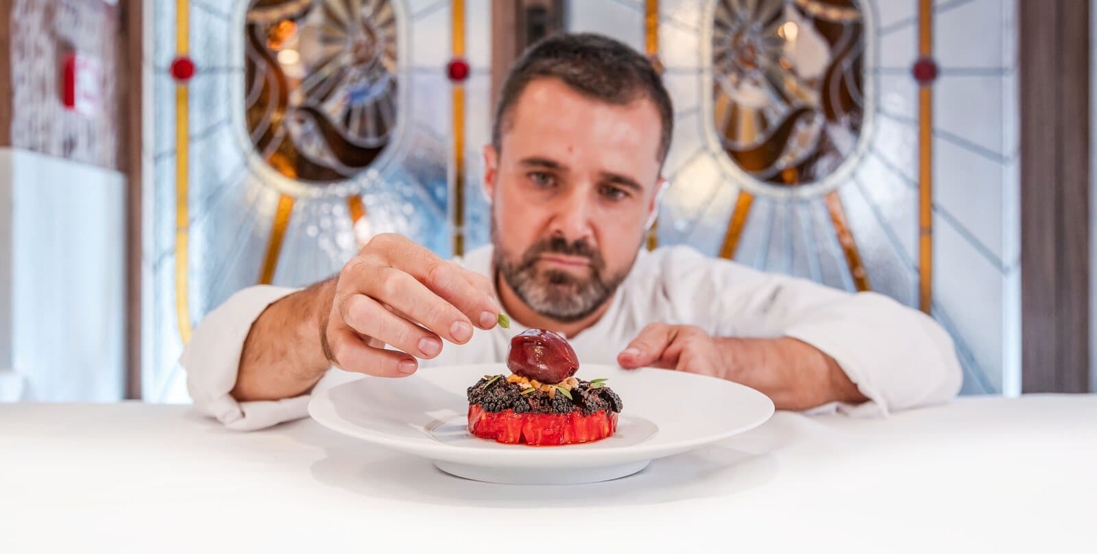 Le chef Loïc Dantec dresse une assiette