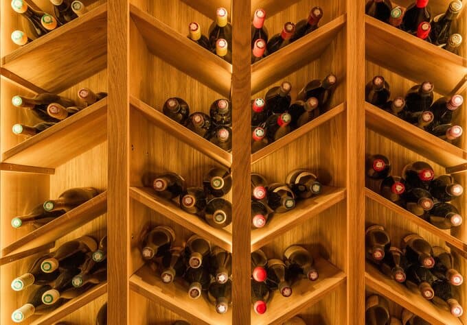 Die Weinregale im Keller des Hestia