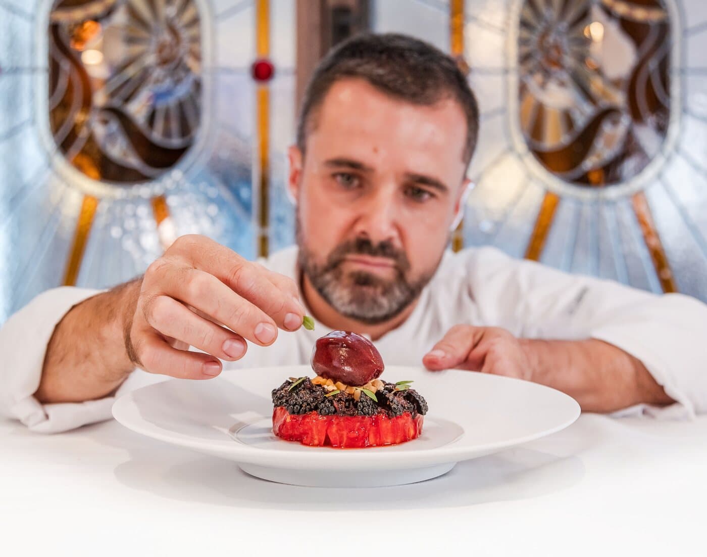 Küchenchef Loïc Dantec beim Anrichten eines Tellers
