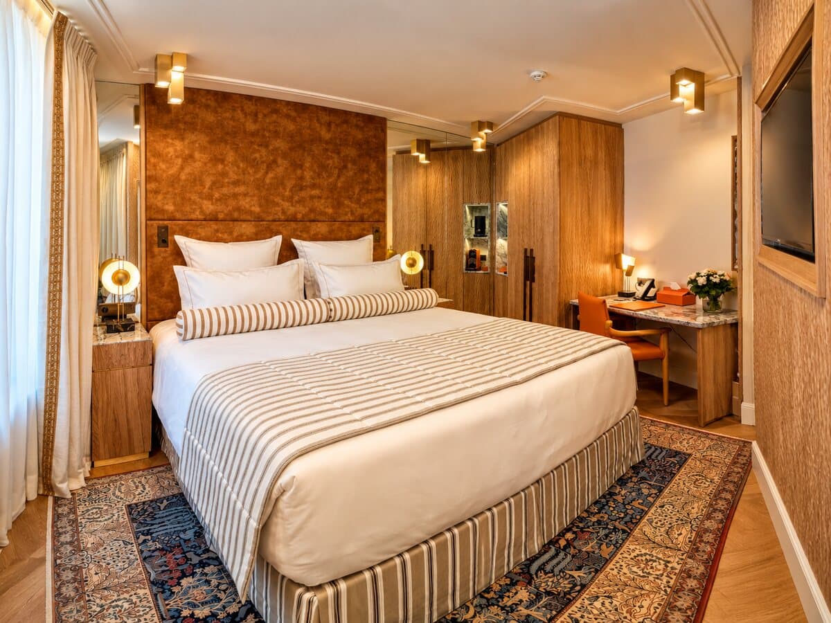 Kingsize-Bett und Kopfteil aus kupferfarbenem Samt im Classic-Zimmer