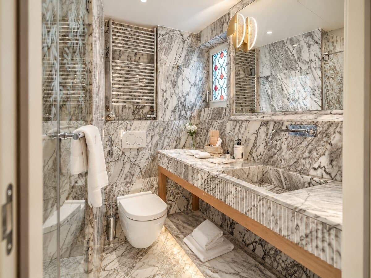 Marmorbad des Classic-Zimmers mit bodengleicher Dusche