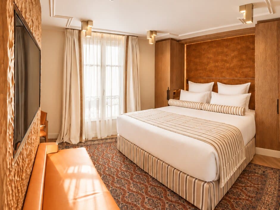 Deluxe-Zimmer mit Balkon: Kingsize-Bett gegenüber dem Fernseher