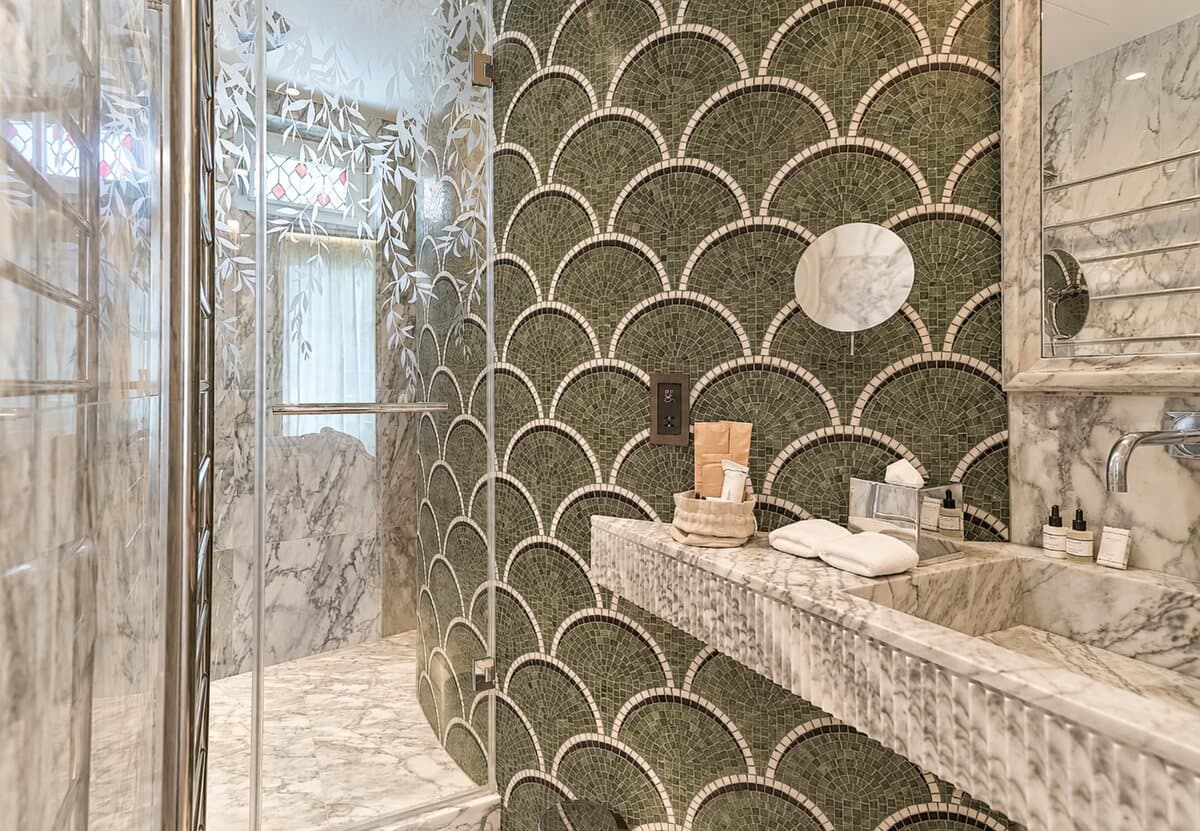 Bad mit grünem Mosaik und Marmor im Deluxe-Zimmer mit Balkon