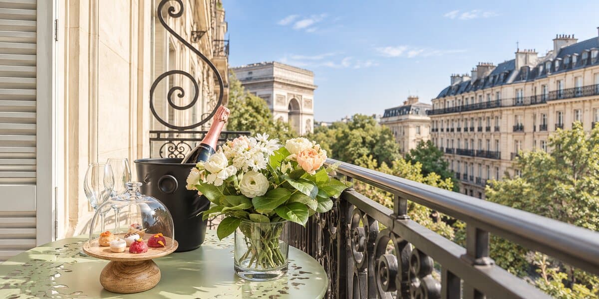 Balkon des Deluxe-Zimmers mit Balkon, mit Champagner und Blick auf den Arc de Triomphe