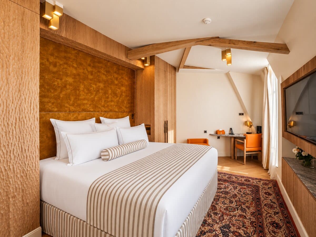 Junior Suite Arc: Super-Kingsize-Bett unter sichtbaren Holzbalken
