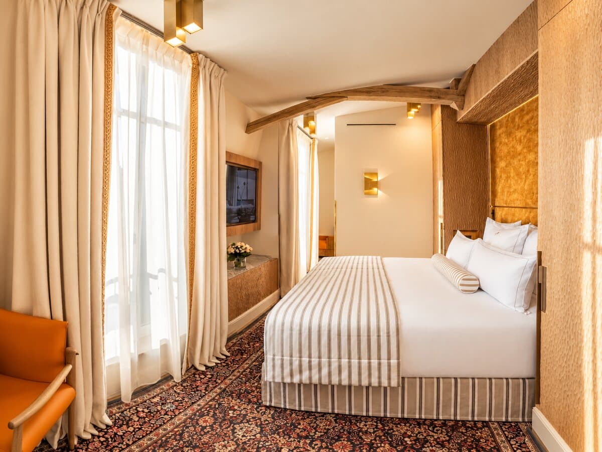 Junior Suite Étoile: Kingsize-Bett, Sessel und Vorhänge