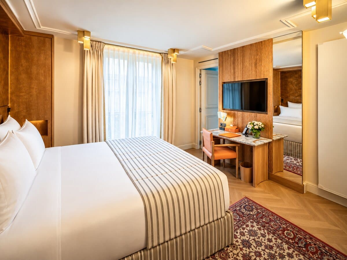 Superior-Zimmer: Kingsize-Bett gegenüber Fenster und Fernseher